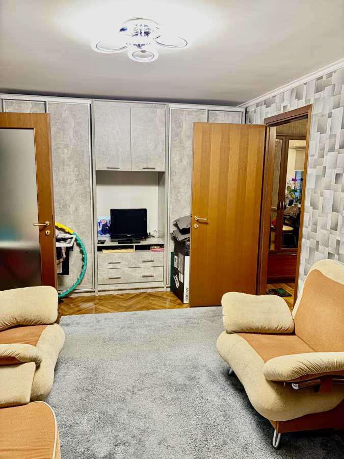 Продаж 2-кімнатної квартири 44 м², Салютна вул., 9