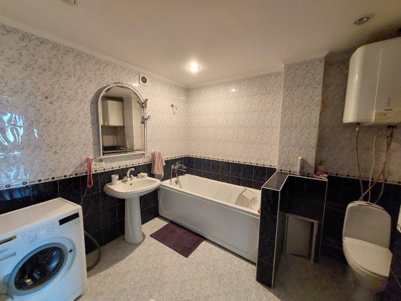 Продажа 4-комнатной квартиры 93 м², Кирилловская ул., 30/5