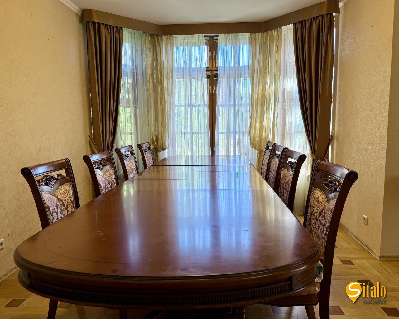 Продаж будинку 450 м²