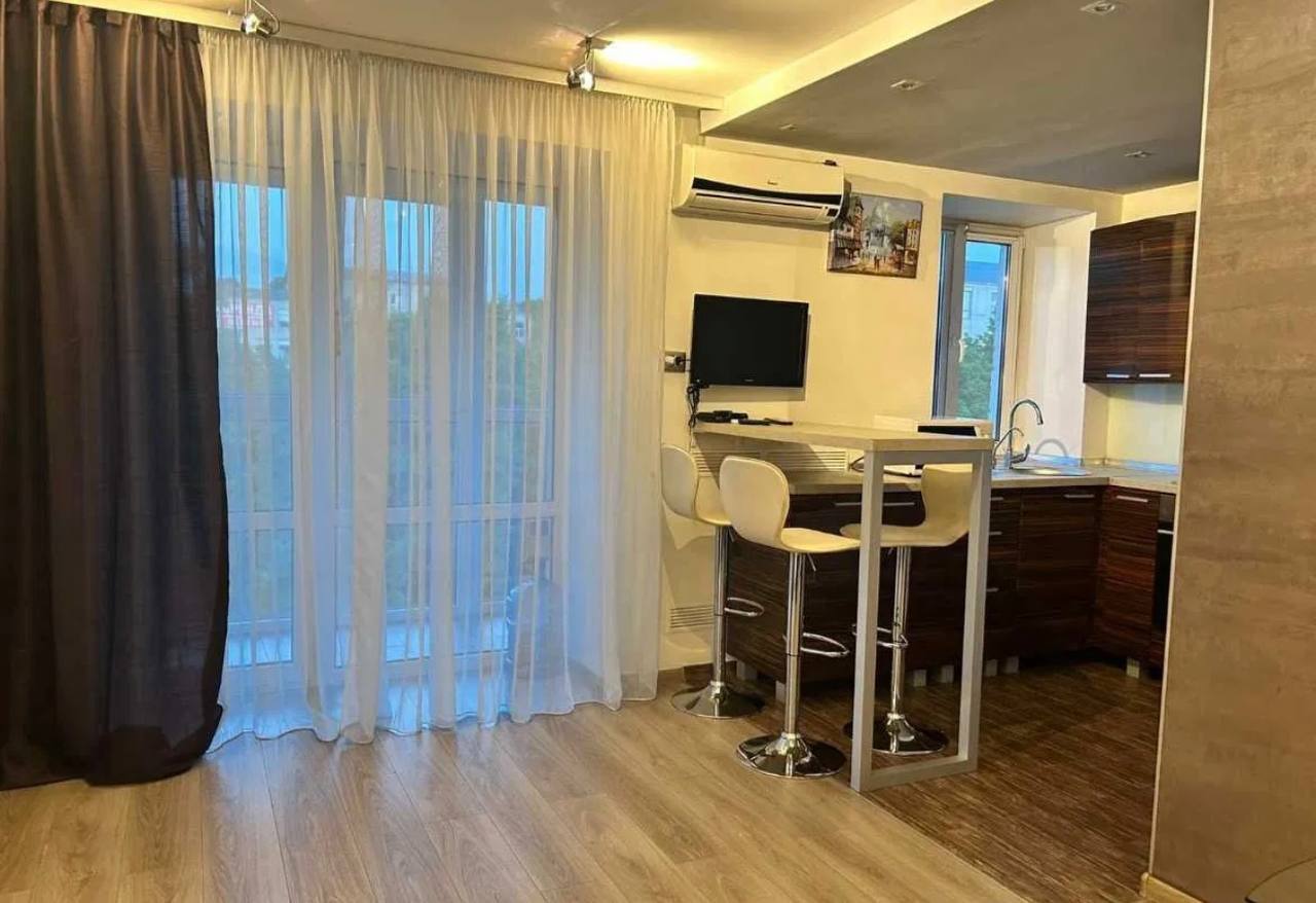 Продажа 2-комнатной квартиры 47 м², Александра Поля просп.