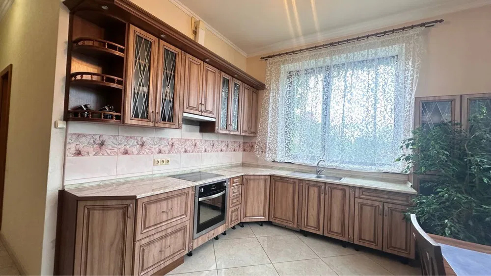 Оренда будинку 650 м²