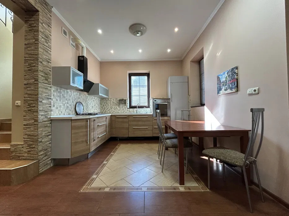 Оренда будинку 221 м²