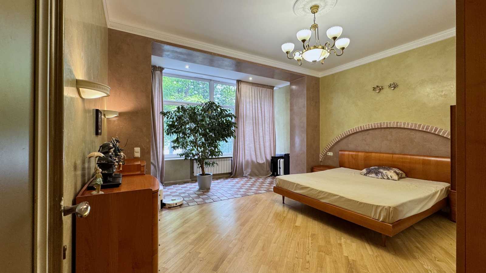 Продажа 4-комнатной квартиры 130 м², Михаила Грушевского ул.
