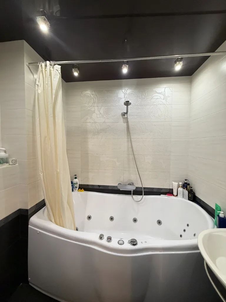 Продажа 4-комнатной квартиры 90 м², Богомаза ул.