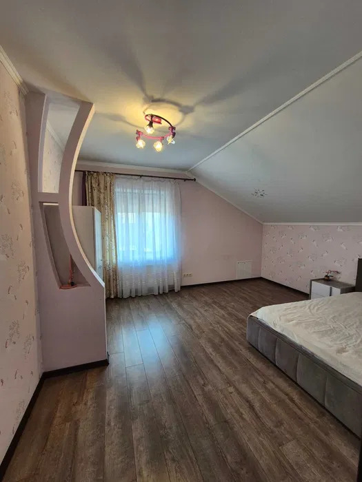 Оренда будинку 211 м², Євгена Харченко вул.
