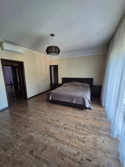 Оренда будинку 211 м², Євгена Харченко вул.