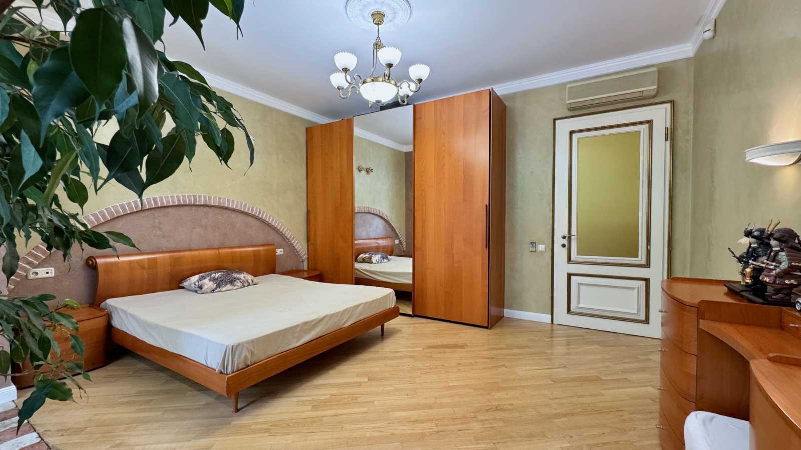 Продажа 4-комнатной квартиры 130 м², Михаила Грушевского ул.