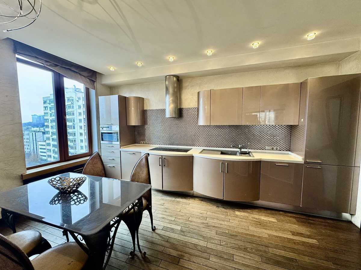 Аренда 4-комнатной квартиры 170 м², Жилянская ул., 59
