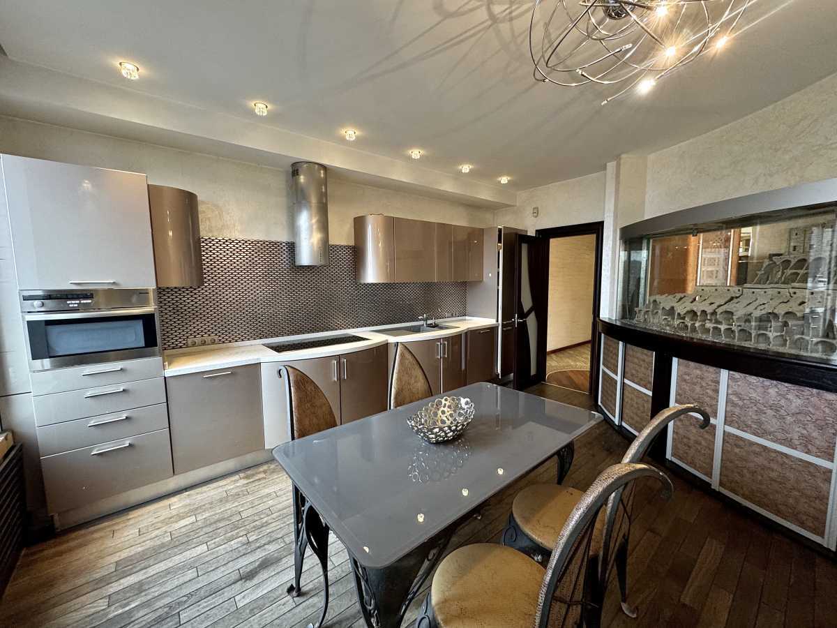 Аренда 4-комнатной квартиры 170 м², Жилянская ул., 59