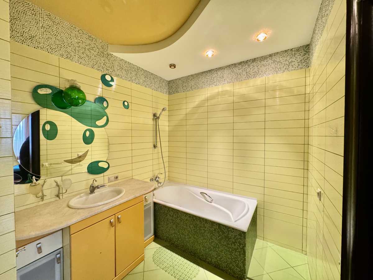 Аренда 4-комнатной квартиры 170 м², Жилянская ул., 59