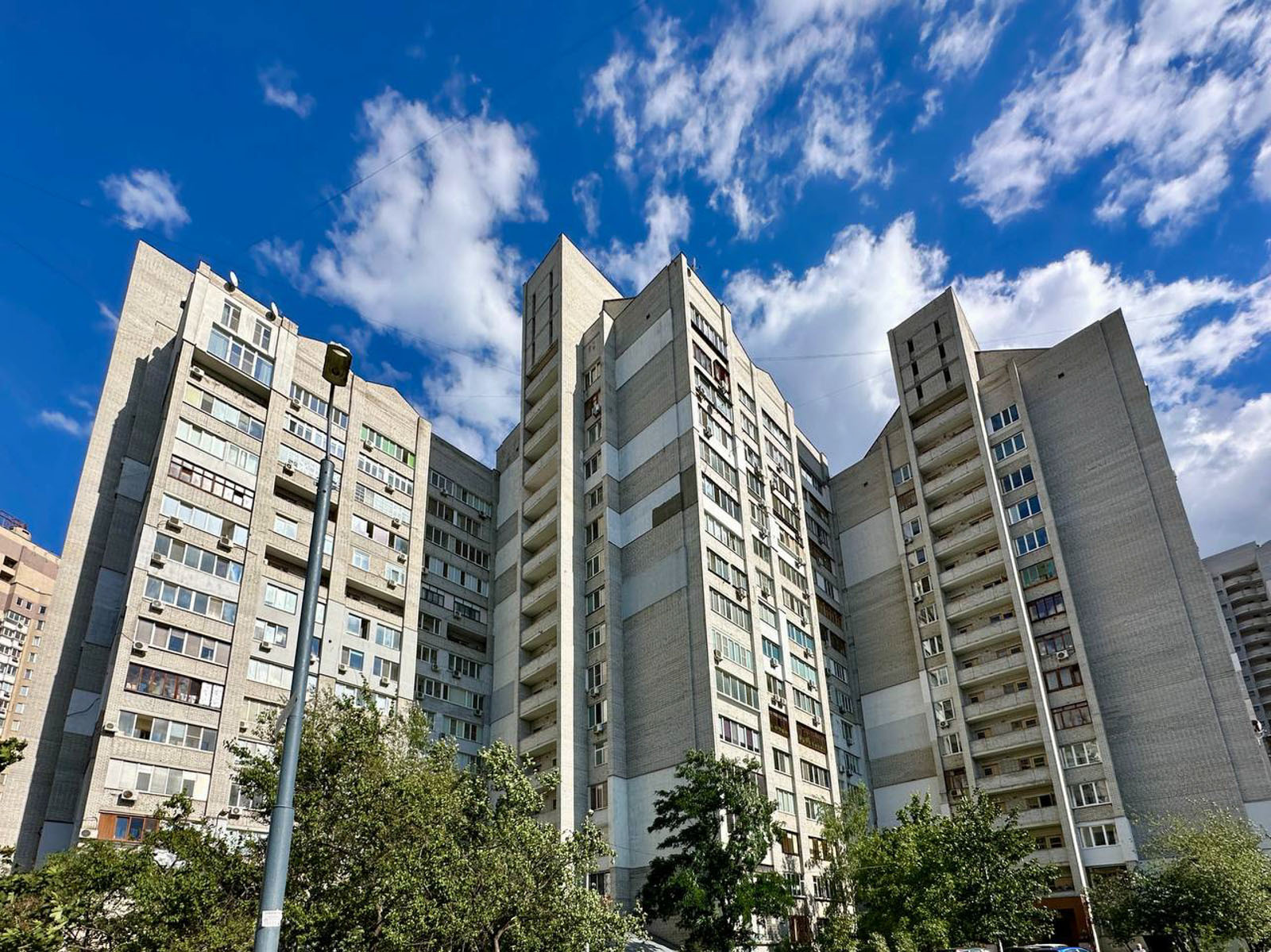 Продажа 3-комнатной квартиры 97 м², Драгоманова ул., 31В