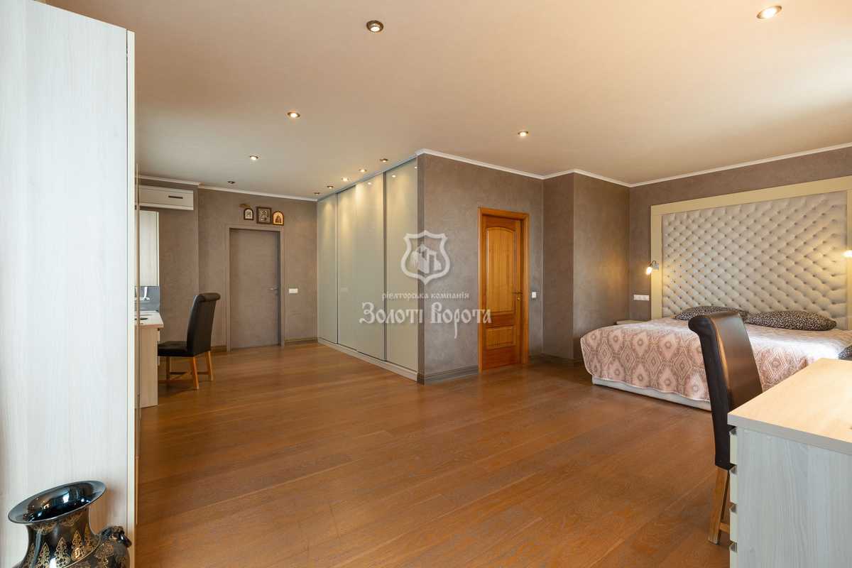 Продаж 4-кімнатної квартири 233 м², Верховинна вул., 35