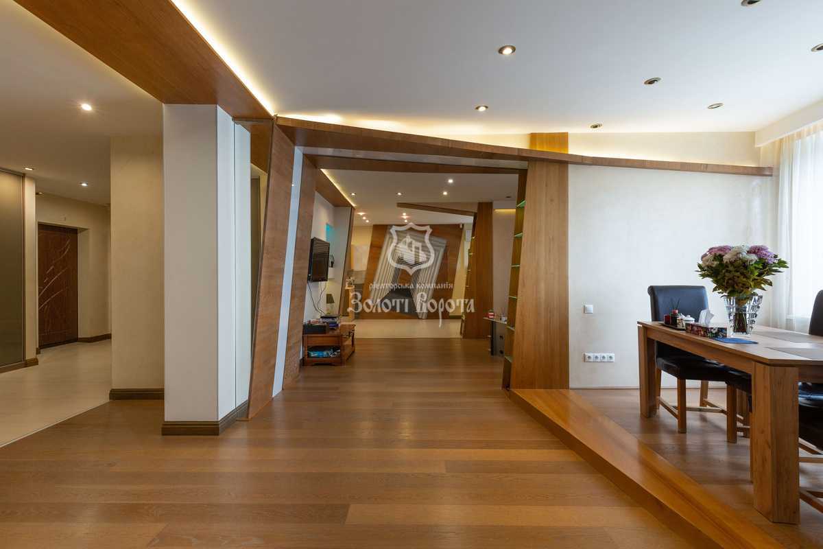 Продаж 4-кімнатної квартири 233 м², Верховинна вул., 35