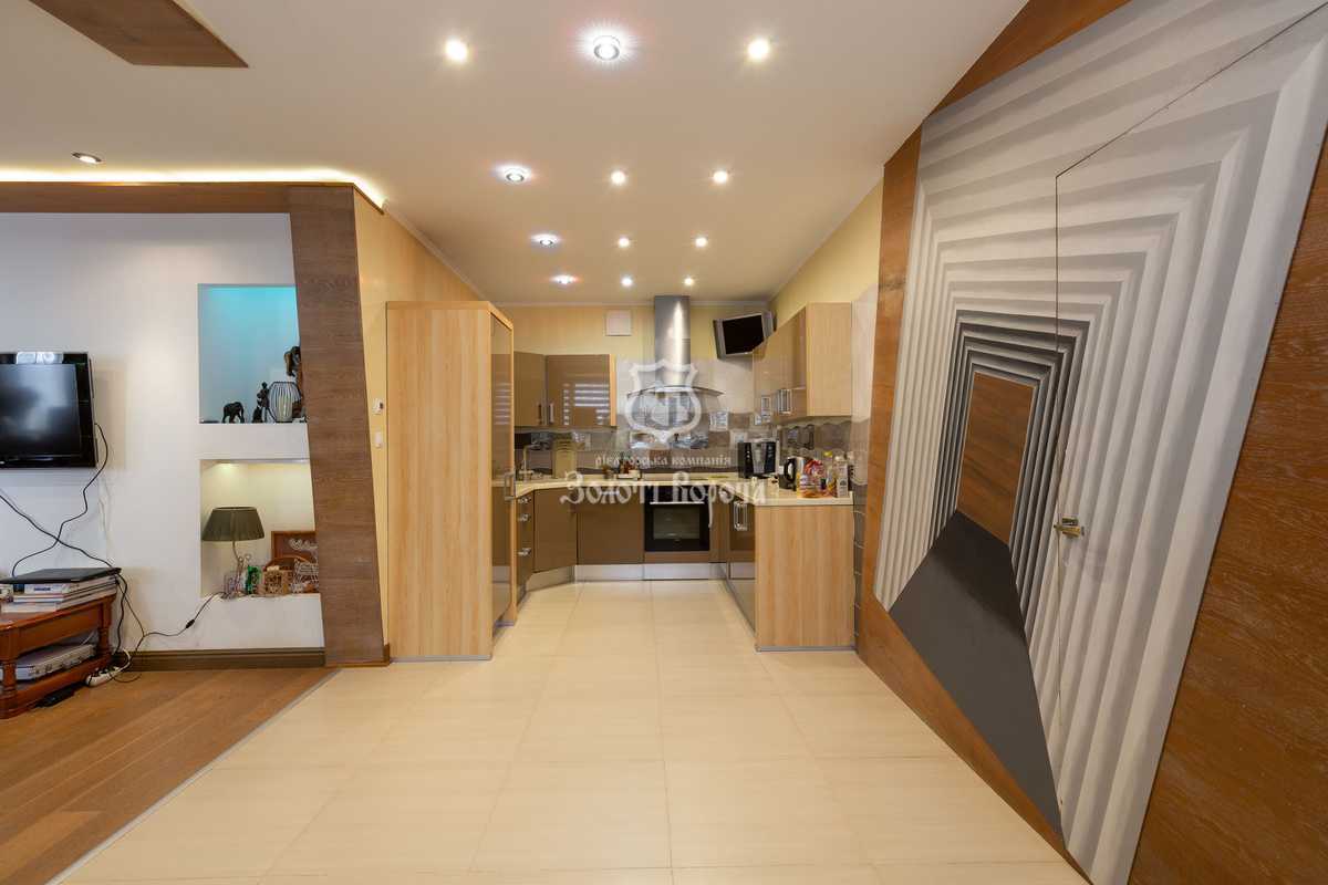 Продаж 4-кімнатної квартири 233 м², Верховинна вул., 35