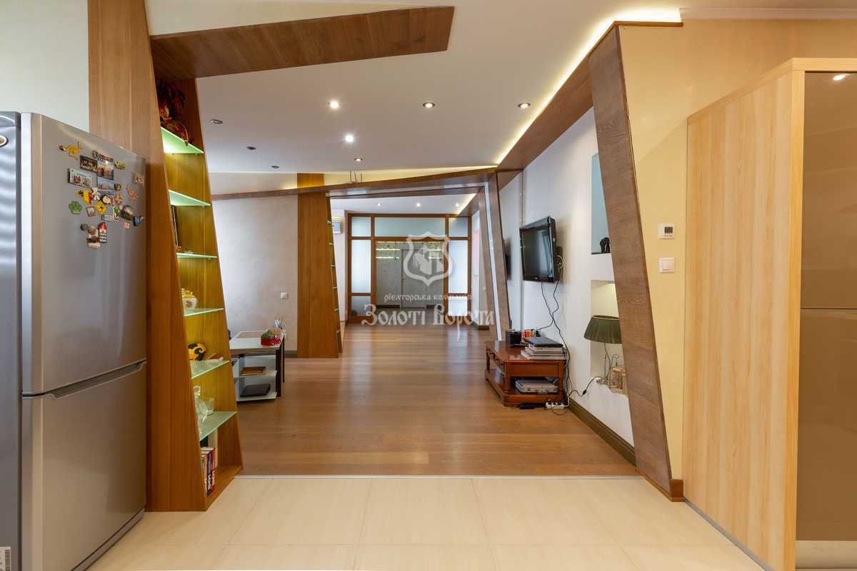 Продаж 4-кімнатної квартири 233 м², Верховинна вул., 35