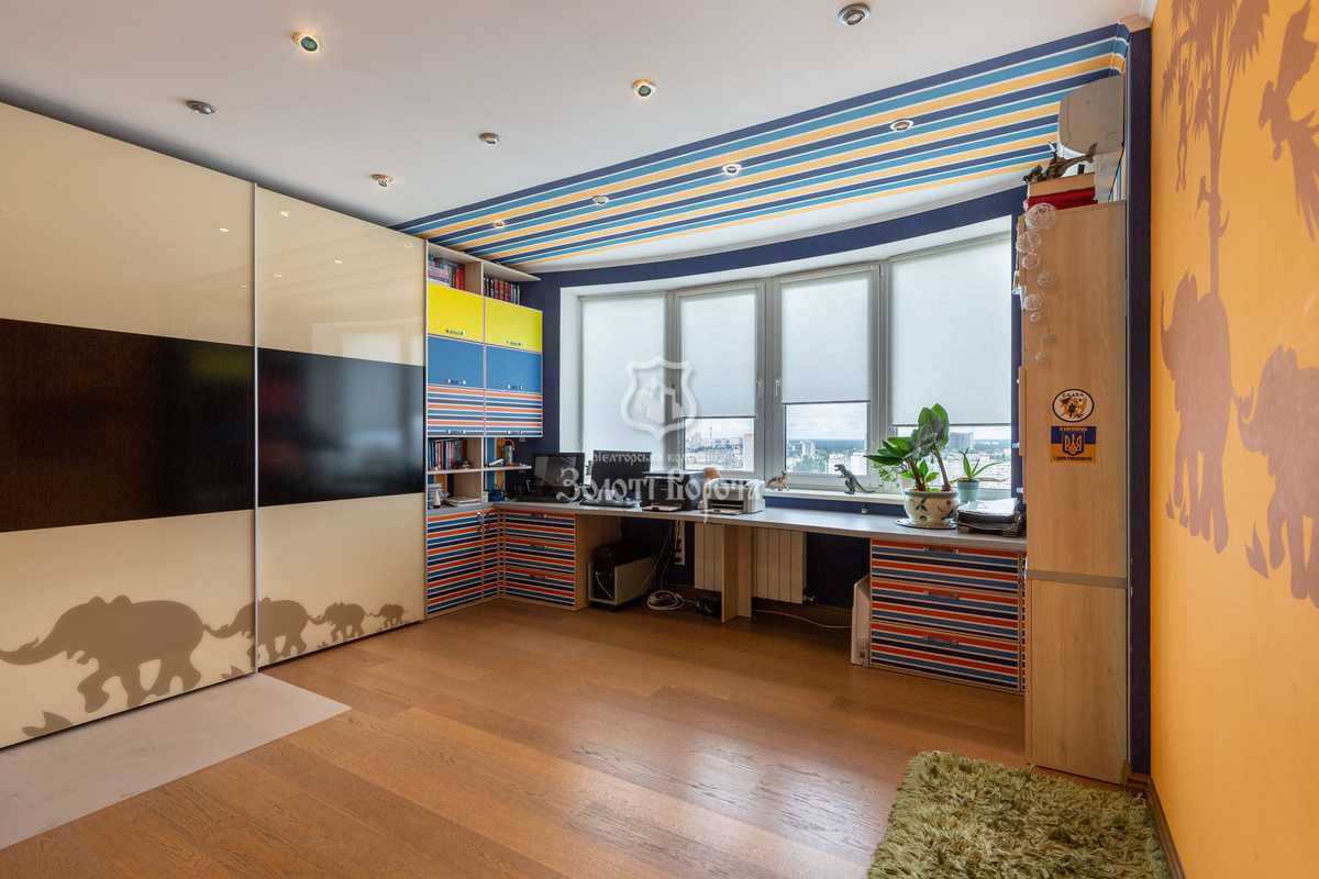 Продаж 4-кімнатної квартири 233 м², Верховинна вул., 35