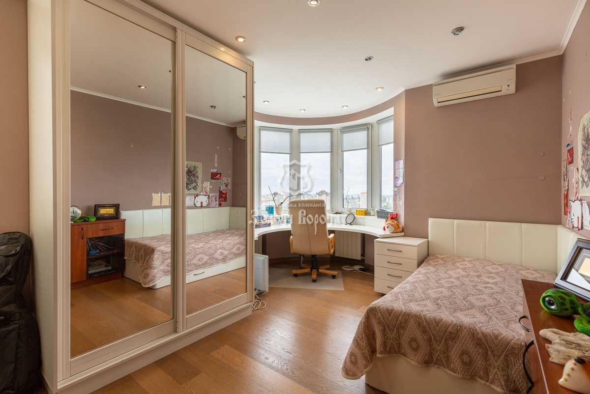 Продаж 4-кімнатної квартири 233 м², Верховинна вул., 35