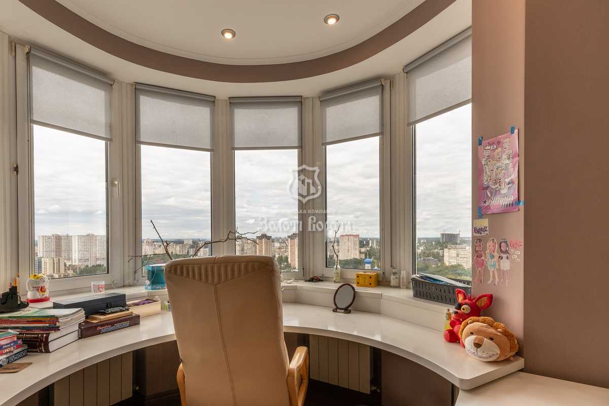 Продаж 4-кімнатної квартири 233 м², Верховинна вул., 35