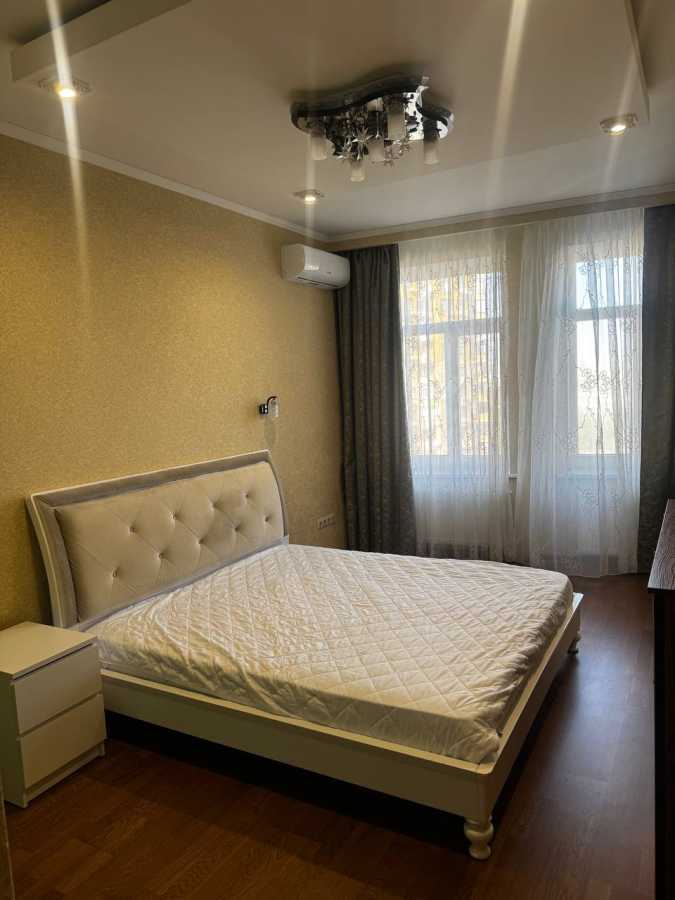 Аренда 3-комнатной квартиры 140 м², Евгения Коновальца ул., 36