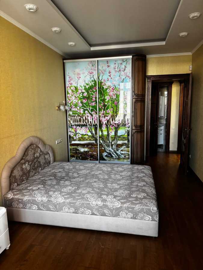 Аренда 3-комнатной квартиры 140 м², Евгения Коновальца ул., 36