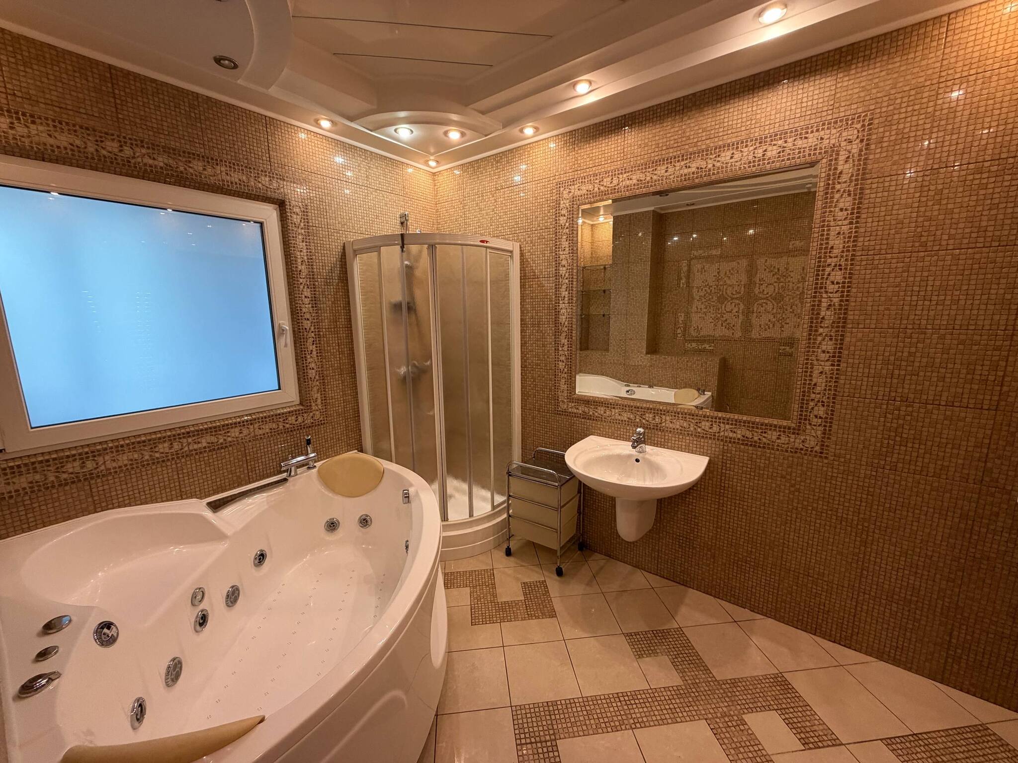 Аренда 4-комнатной квартиры 150 м², Гагарина просп.
