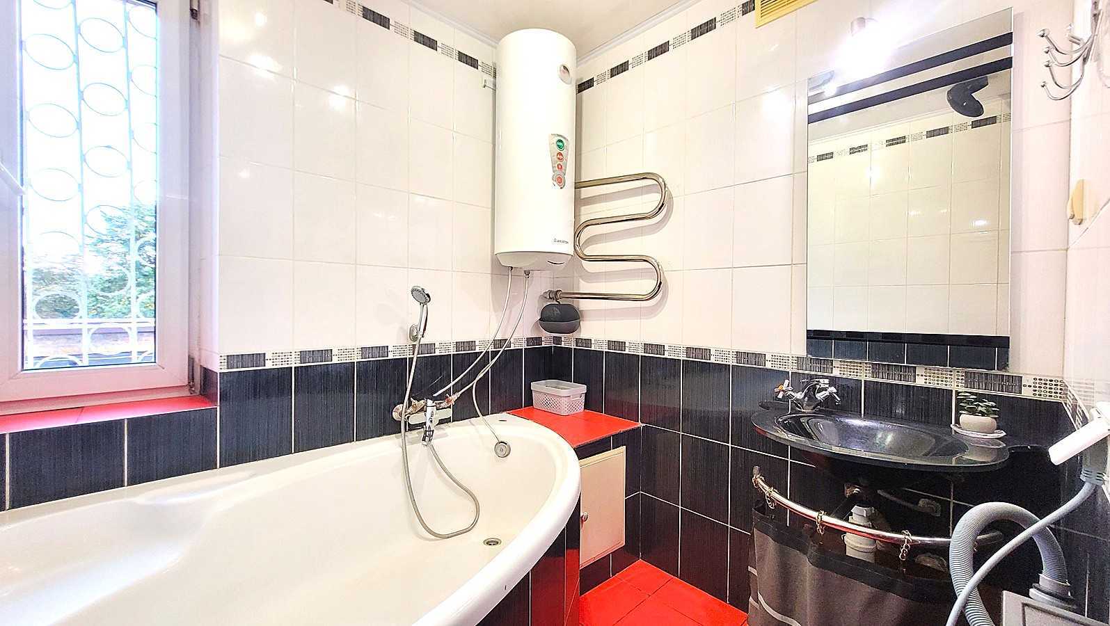 Продаж 3-кімнатної квартири 70 м², Дніпровська наб., 13
