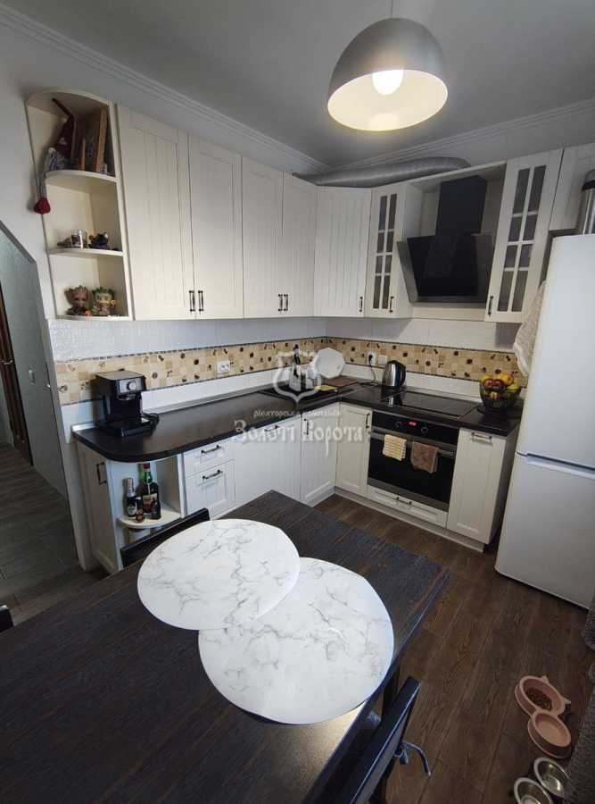 Продаж 3-кімнатної квартири 87 м², Володимира Момота вул., 42