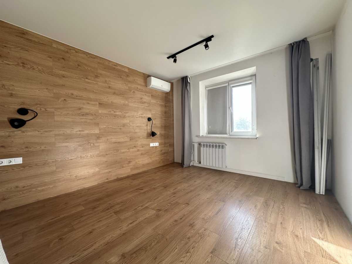 Продаж 4-кімнатної квартири 90 м², Святошинська вул., 4