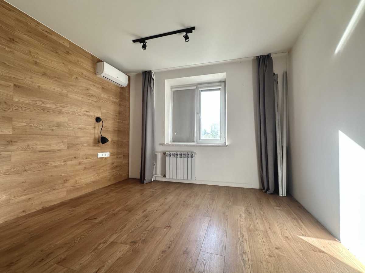 Продаж 4-кімнатної квартири 90 м², Святошинська вул., 4