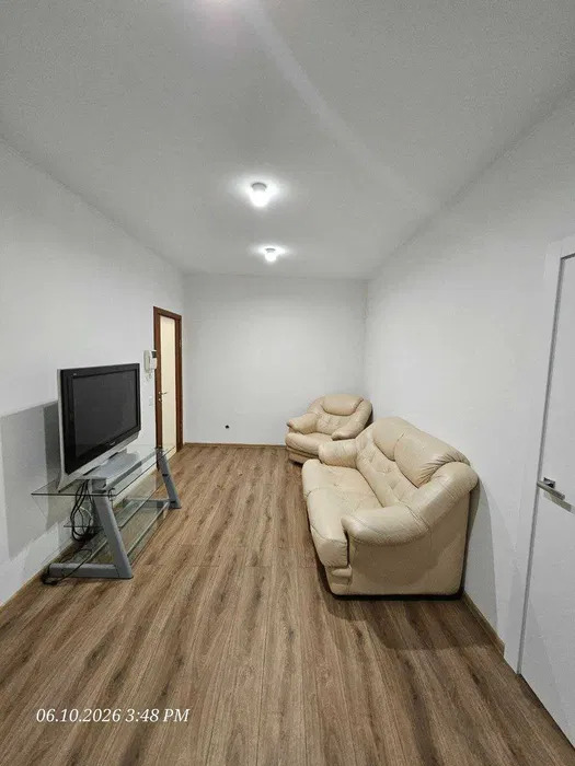 Продаж 2-кімнатної квартири 42.1 м², Різницька вул., 6