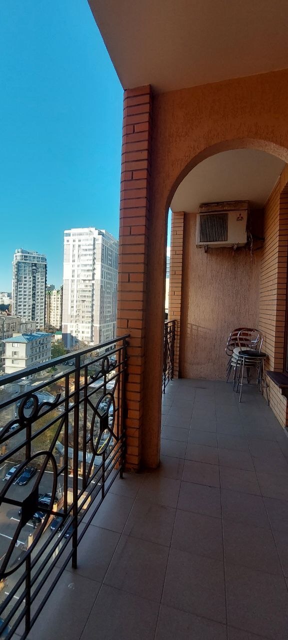 Оренда 1-кімнатної квартири 80 м², Генуэзская вул., 36