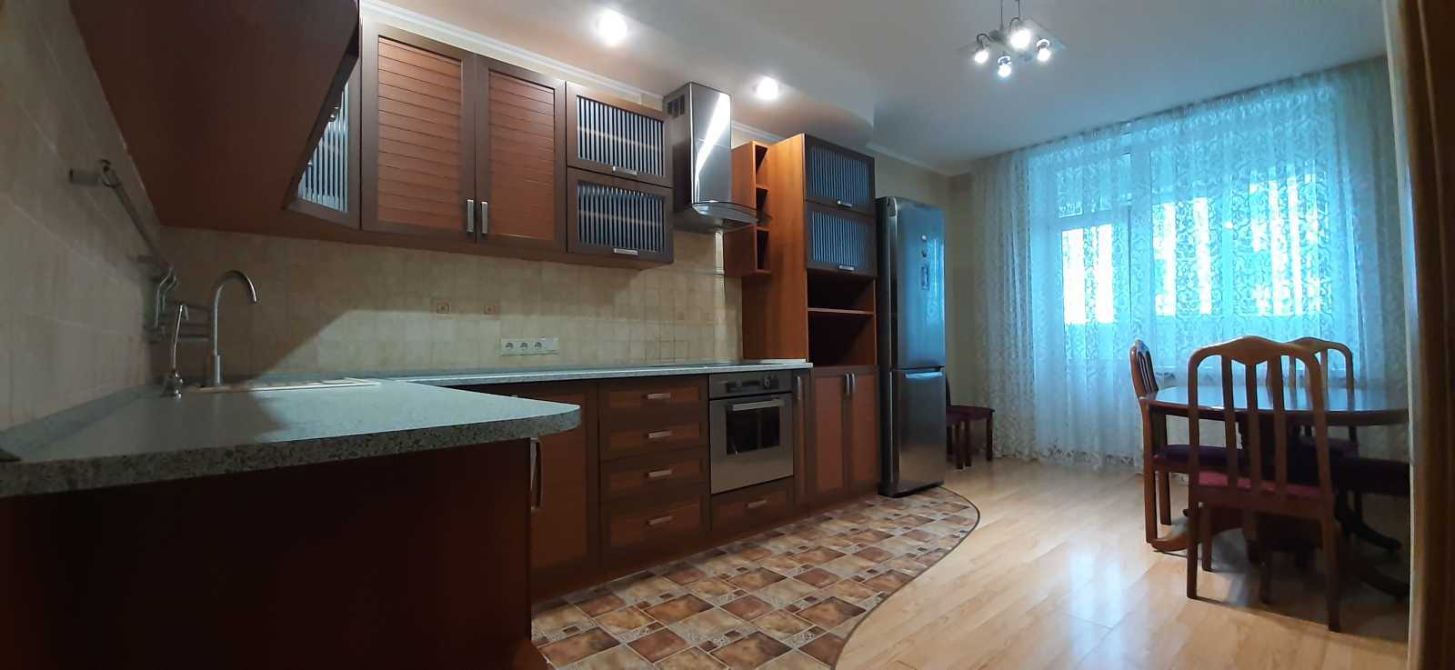 Продаж 2-кімнатної квартири 82 м², Верховинна вул., 35