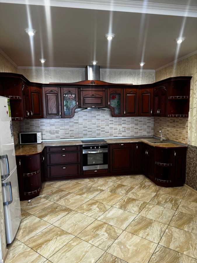 Оренда 3-кімнатної квартири 140 м², Євгена Коновальця вул., 36