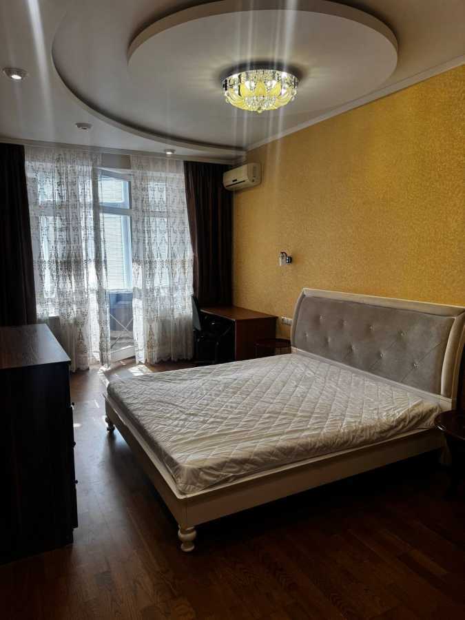 Оренда 3-кімнатної квартири 140 м², Євгена Коновальця вул., 36