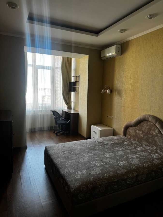 Оренда 3-кімнатної квартири 140 м², Євгена Коновальця вул., 36