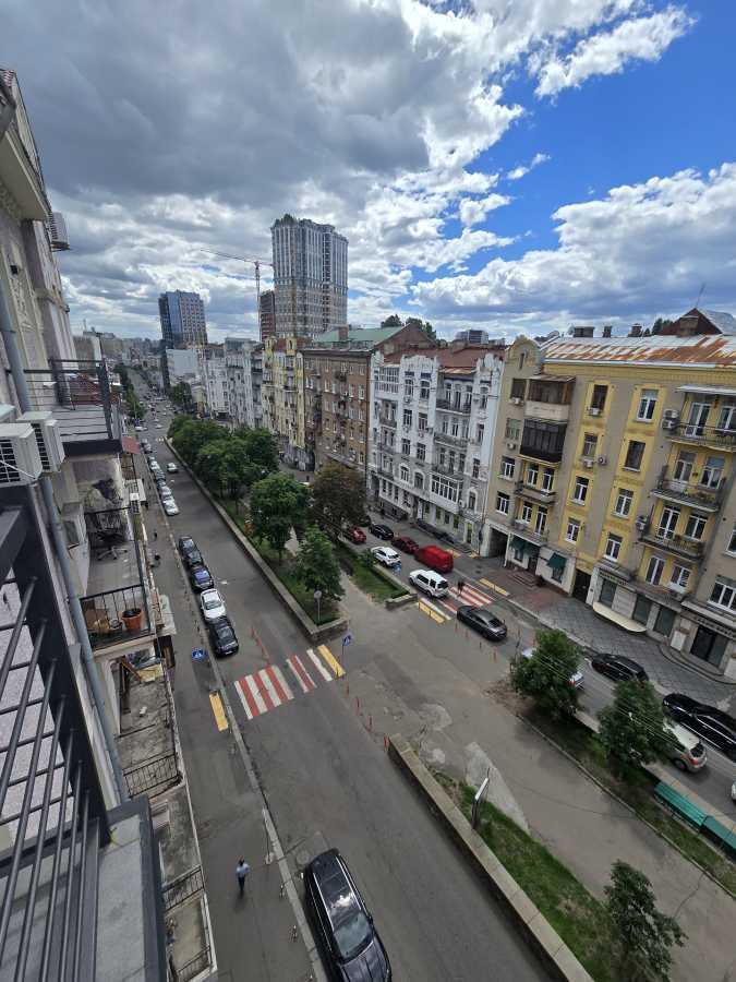 Аренда 4-комнатной квартиры 180 м², Владимира Антоновича ул., 17А