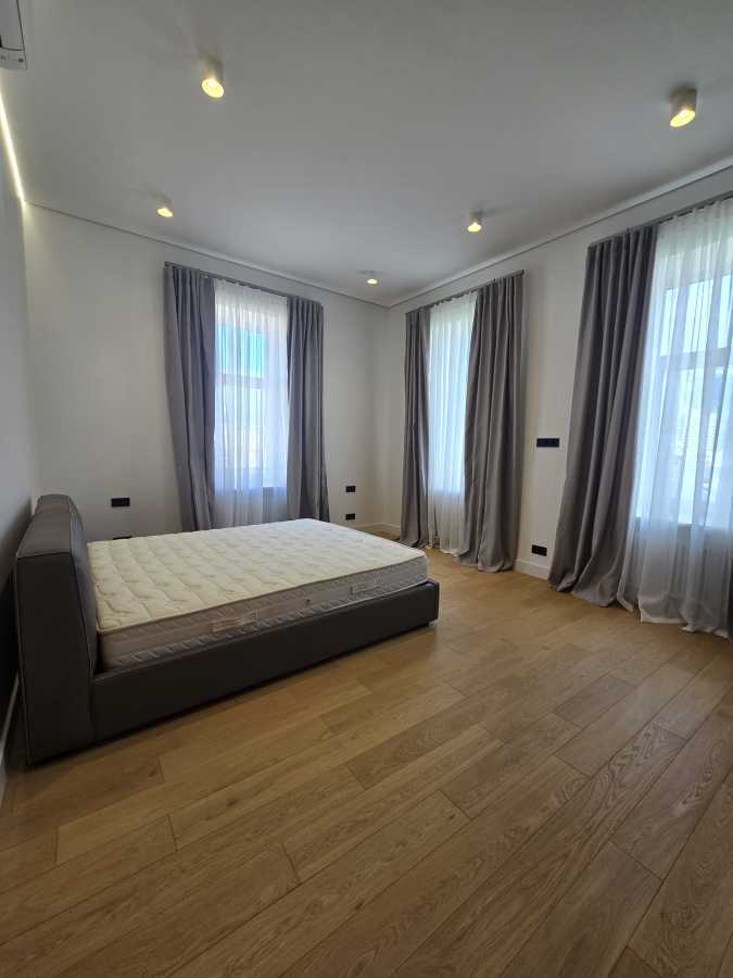 Аренда 4-комнатной квартиры 180 м², Владимира Антоновича ул., 17А