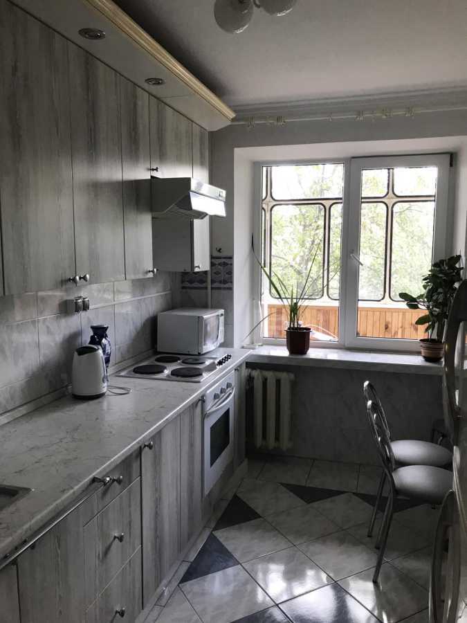 Оренда 3-кімнатної квартири 68 м², Єреванська вул., 32