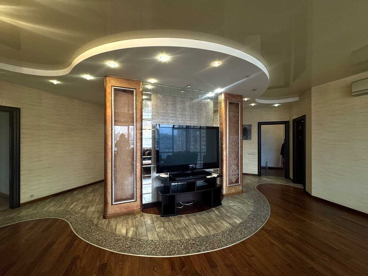Аренда 4-комнатной квартиры 170 м², Жилянская ул., 59