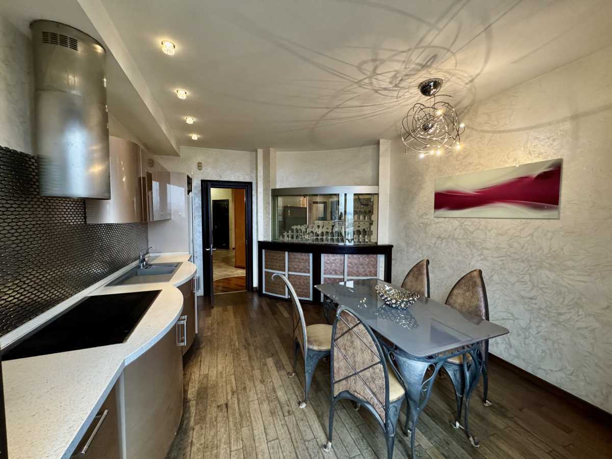 Аренда 4-комнатной квартиры 170 м², Жилянская ул., 59