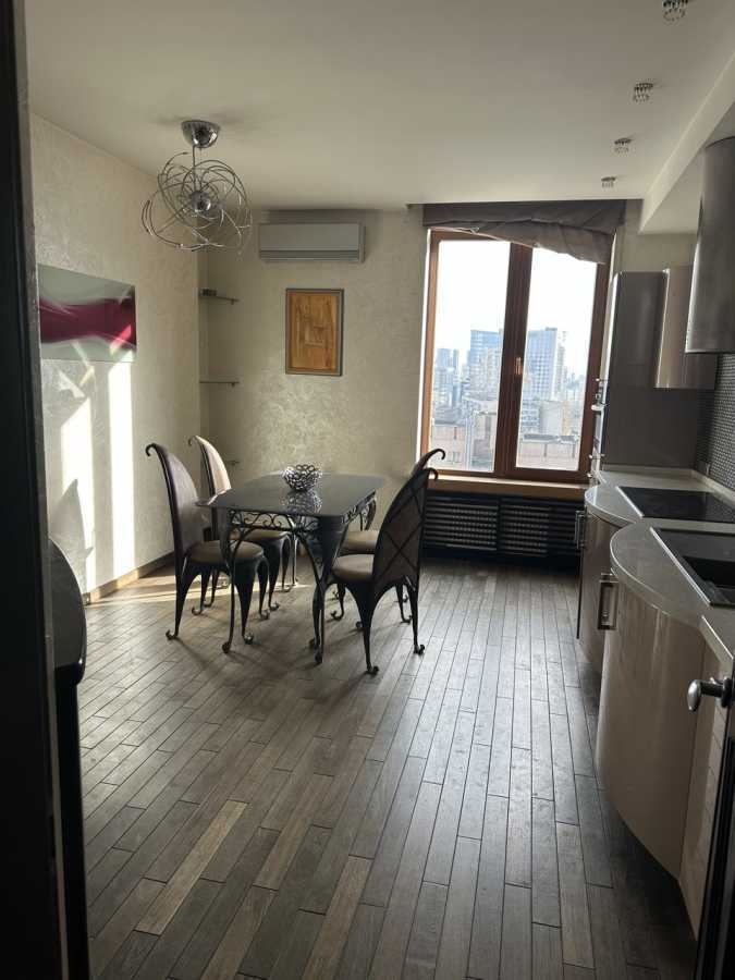 Аренда 4-комнатной квартиры 170 м², Жилянская ул., 59