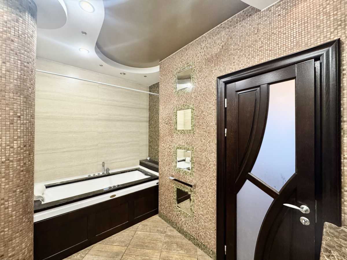 Аренда 4-комнатной квартиры 170 м², Жилянская ул., 59