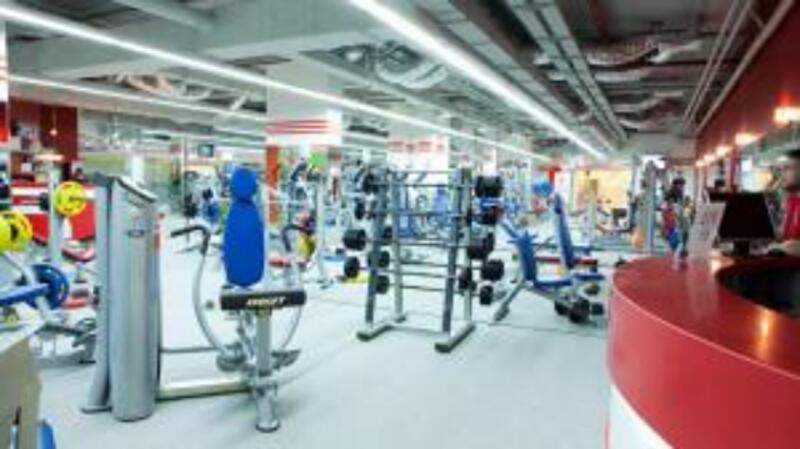 Замок в горах с кристальным бассейном