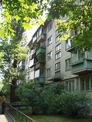 Будівельників вул., 19