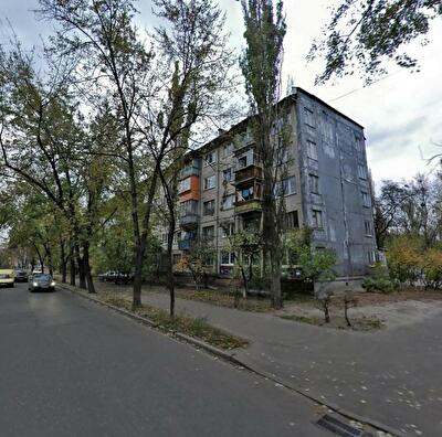 Будівельників вул., 18