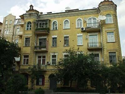 Рейтарська вул., 32