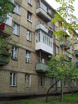 Будівельників вул., 1