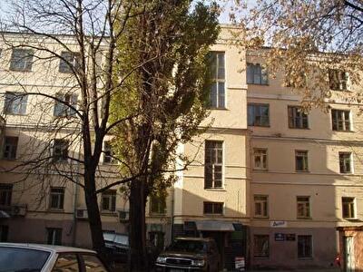 Трьохсвятительська вул., 4Б