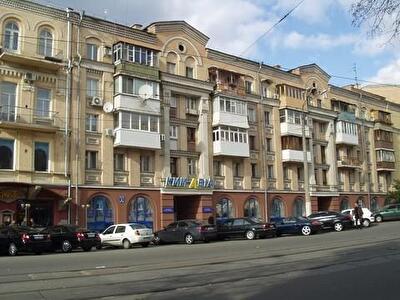 Дмитрівська вул., 1