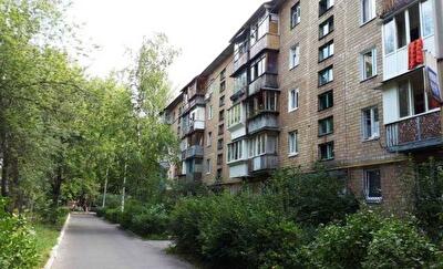 Братиславська вул., 32